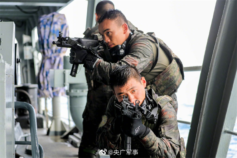 揭秘蛟龙突击队核心成员何龙的身高之谜，揭秘蛟龙突击队核心成员何龙的身高秘密