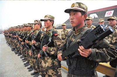 老兵遭遇硬茬新兵，挑战与反思，新兵挑战老兵，老兵遭遇新兵硬茬的反思与启示