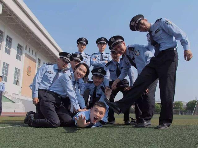 报考警校与近视眼的可行性探讨，警校报考与近视眼的可行性分析，探讨近视者警校之路
