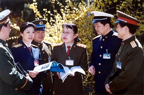 揭秘军事频道主持人李莉的故乡情怀，揭秘军事频道主持人李莉的故乡情怀之旅