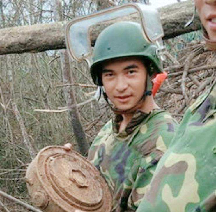 八一勋章被收回的人，一位英雄的真实故事，八一勋章背后的故事，一位英雄的真实历程与荣誉的失落
