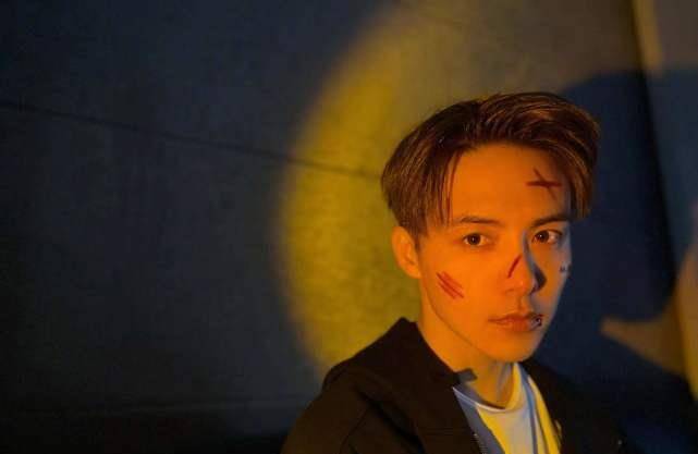 邓志典，一位引领时代的杰出人物，邓志典，时代引领者的杰出风采