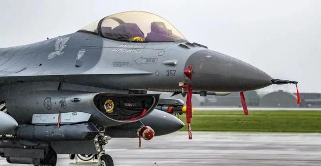 J-16遭遇F-16锁定，空中对决的战术分析，J-16与F-16空中对决战术分析，锁定与反锁定的较量