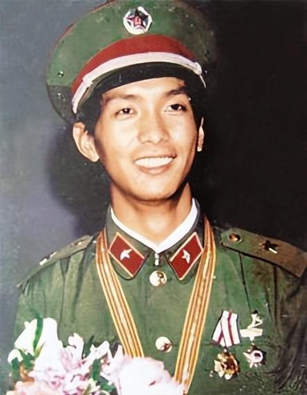 独臂将军丁晓兵，逆境中的英勇传奇，独臂将军丁晓兵，逆境中的英勇传奇人生