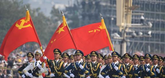 中国阅兵，外国人的深度点评，外国专家深度解析中国阅兵，展现强大国防实力与民族精神