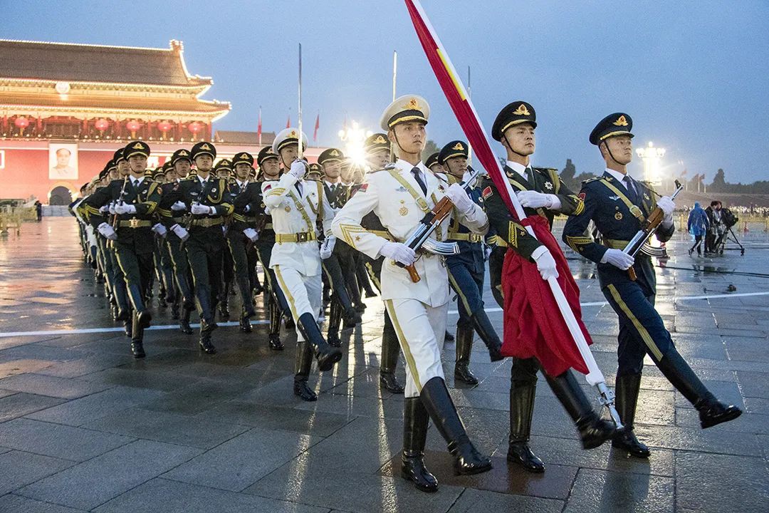 庆祝国庆节，回顾三军仪仗队的荣耀瞬间，庆祝国庆节，回顾三军仪仗队的荣耀时刻