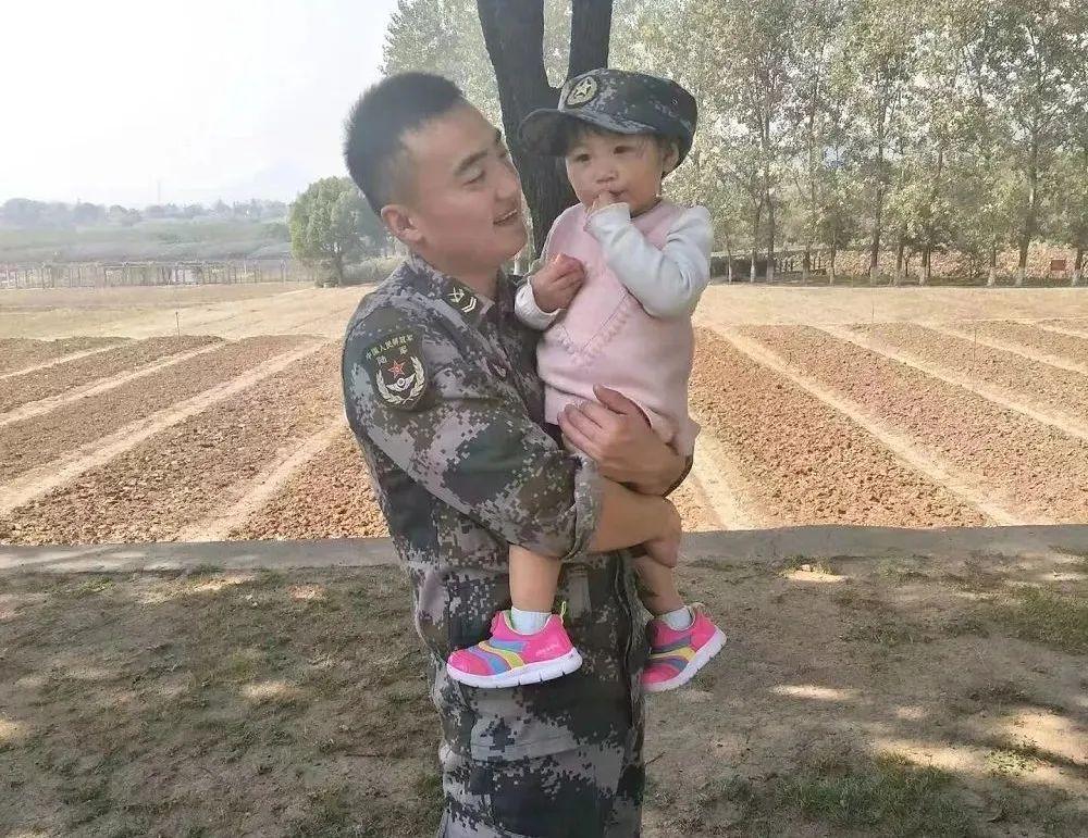 三军仪仗队张自轩简历——荣耀与担当的军人之路，三军仪仗队张自轩，军人荣耀与担当之路的简历揭秘