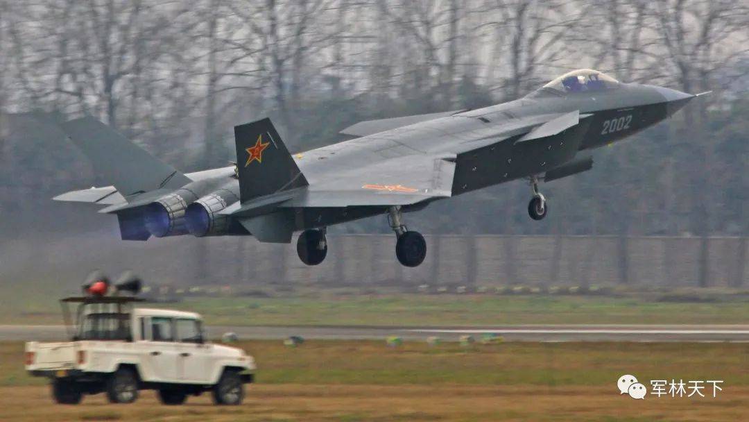 歼-20与F-22，尺寸与实力的较量，歼-20与F-22，尺寸与实力的对比挑战