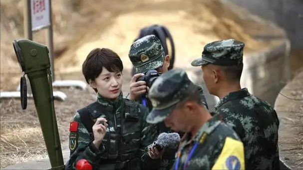 中国武警女军官的照片，展现力量与荣耀的象征，中国武警女军官风采，力量与荣耀的象征