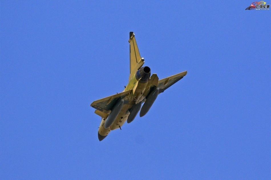 歼-10C最新战斗机，中国空军的崭新利剑，中国空军新利器，歼-10C最新战斗机亮相，展现强大战力