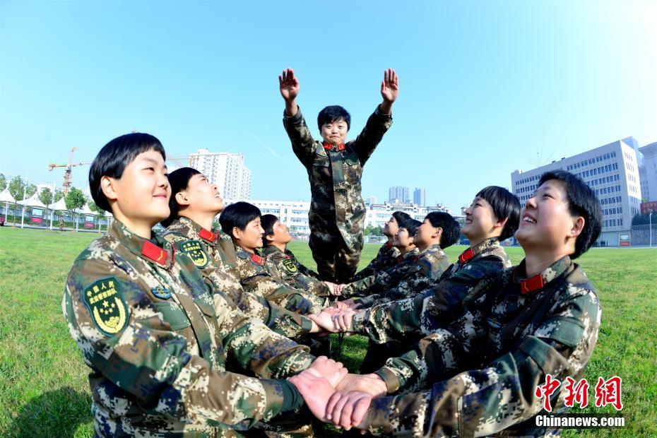 中国武警女兵单人图片，展现新时代巾帼英雄的风采，中国武警女兵风采，新时代巾帼英雄展现英姿图片