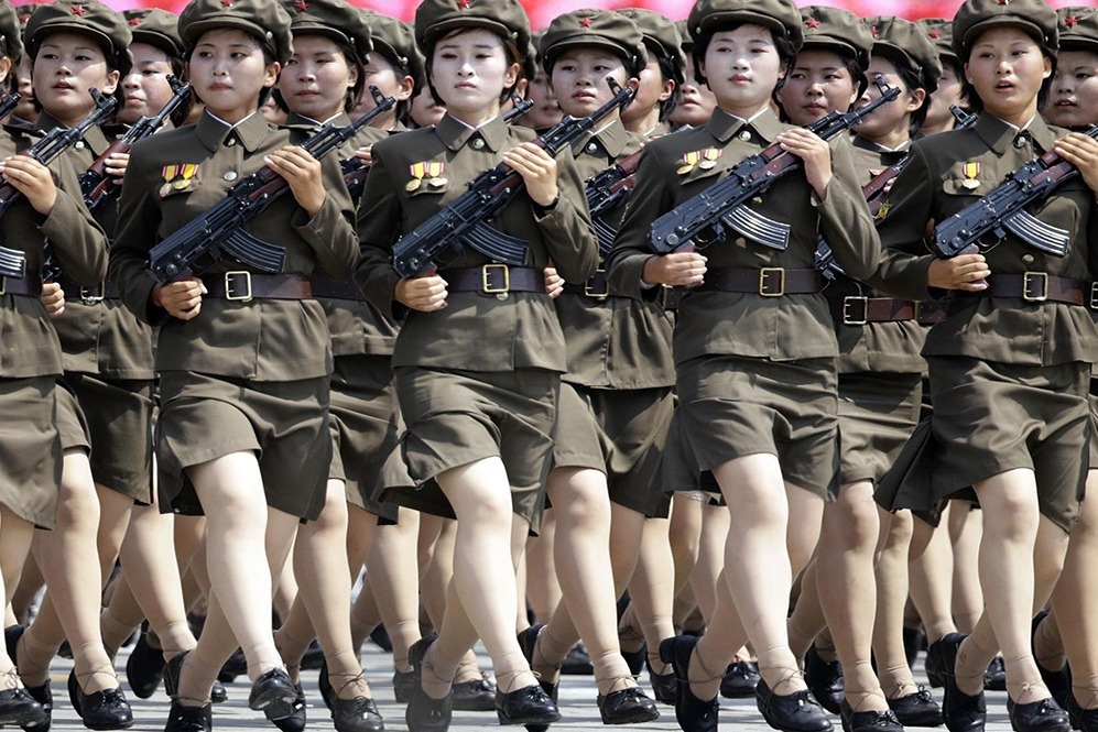 首长对女兵体检的细致关怀与严谨态度，首长对女兵体检展现细致关怀与严谨态度