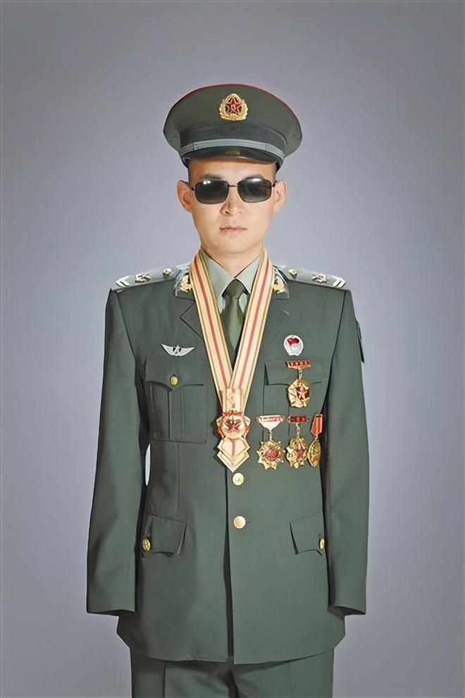 解放军八一勋章获得者的荣耀与担当，解放军八一勋章获得者，荣耀与担当的典范