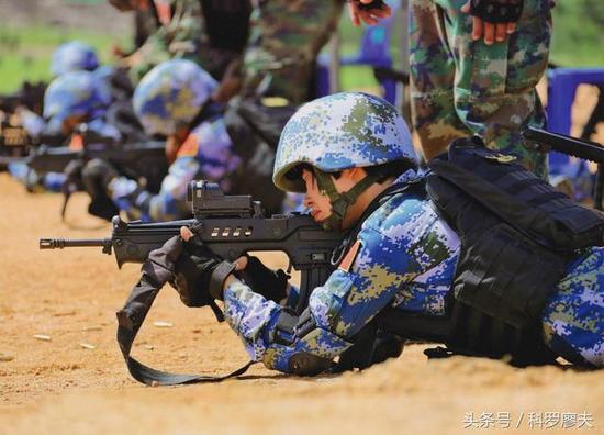中国海军陆战队女兵，新时代下的巾帼英雄，中国海军陆战队女兵，新时代巾帼英雄展英姿