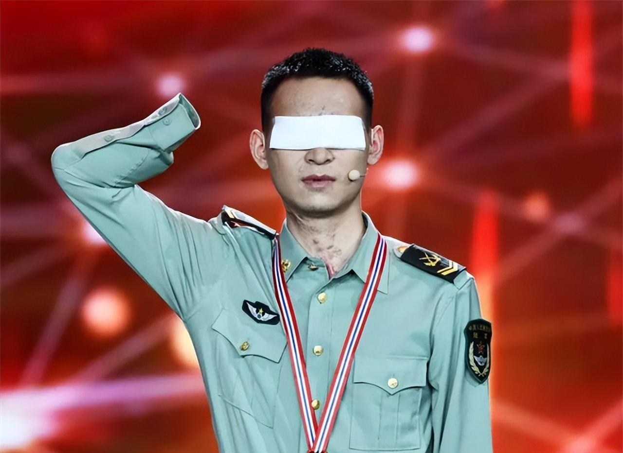 共和国勋章获得者杜富国，英勇无畏的排雷英雄，杜富国，英勇排雷的共和国勋章获得者