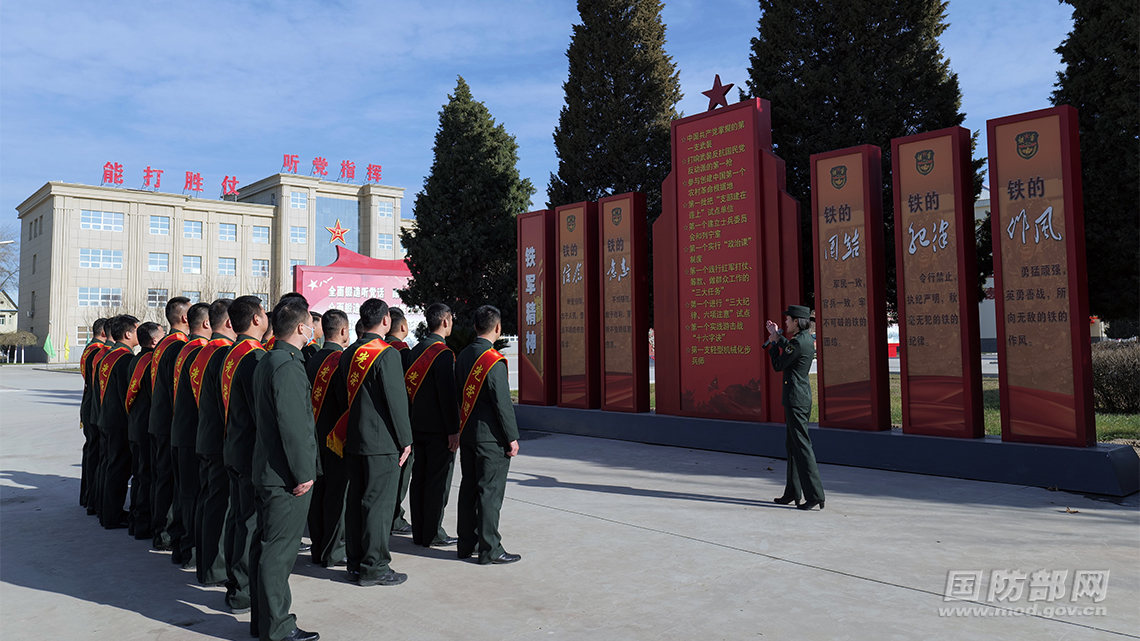 原12集团军军旗，荣耀与传承的象征，原12集团军军旗，荣耀传承的象征