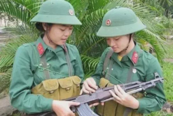 中国女兵在越南，云播中的英勇身影，中国女兵在越南云播中的英勇瞬间
