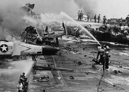 航空母舰船底，设计与功能解析，航空母舰船底设计及其功能解析