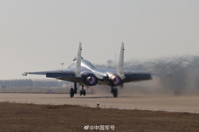 揭秘歼-15飞鲨战斗机折叠方法，尖端科技与军事力量的完美结合，歼-15飞鲨战斗机折叠技术揭秘，尖端科技与军事力量的融合典范