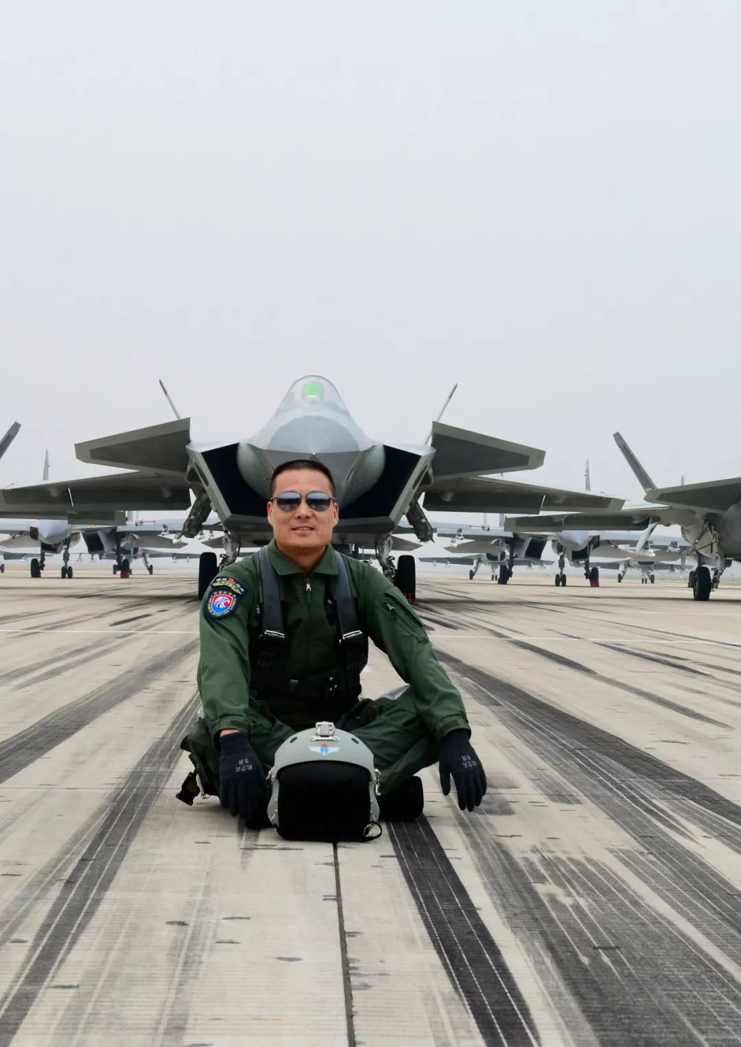 歼-10C战斗机驾驶舱，现代战争中的空中先锋，现代战争空中先锋，歼-10C战斗机驾驶舱揭秘