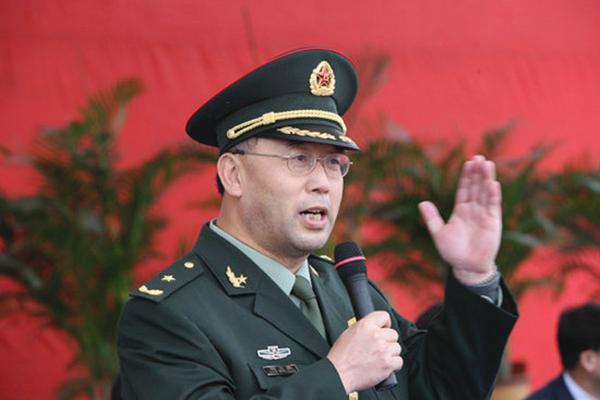 集团军司令与军长，职责与权力的差异，集团军司令与军长，职责与权力差异解析
