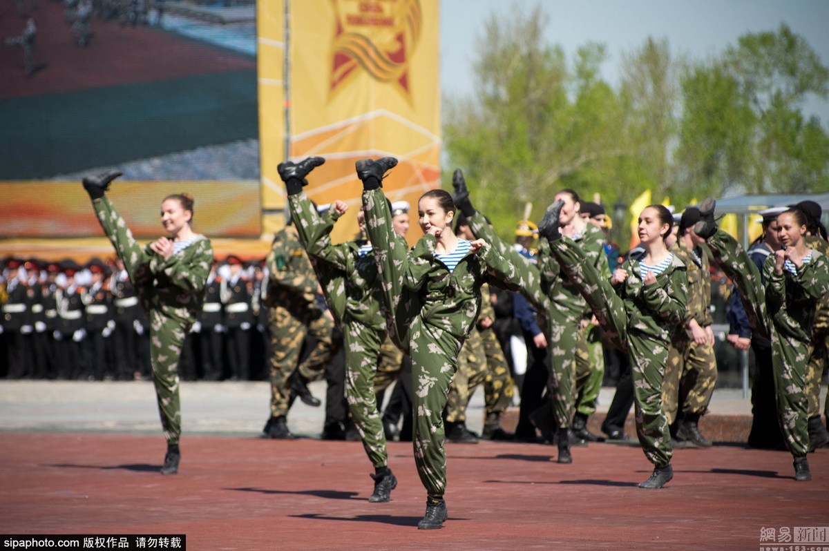 阅兵图片中的女兵，展现力量与荣耀的象征，阅兵女兵，力量与荣耀的象征图片展风采