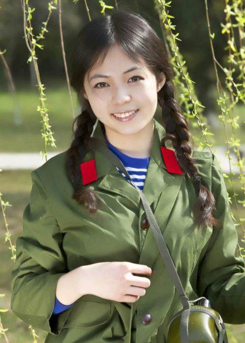 中国女兵的丰彩，坚韧、勇敢与荣耀，中国女兵的丰姿，坚韧、勇敢与荣耀的赞歌