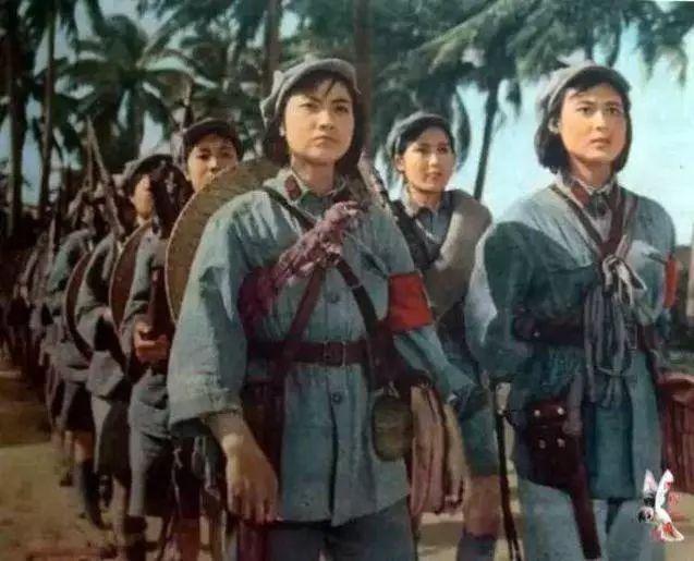 女兵进行曲军乐表演的壮丽画卷，女兵军乐表演的壮丽画卷，军乐风采与巾帼英姿展露无遗
