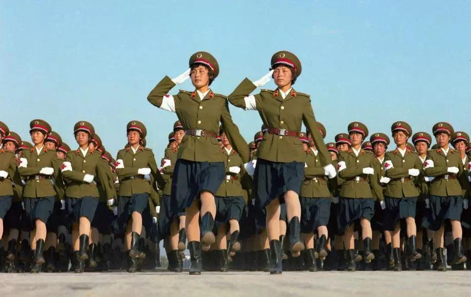 阅兵方阵中的女兵领队，坚韧与荣耀的象征，阅兵方阵中的女兵领队，坚韧与荣耀的杰出代表