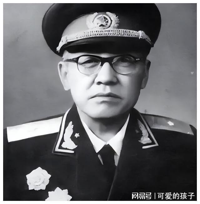 军长和政委的权力对比，军事领导体制中的权力分配与平衡，军事领导体制中的军长与政委权力对比及平衡之道