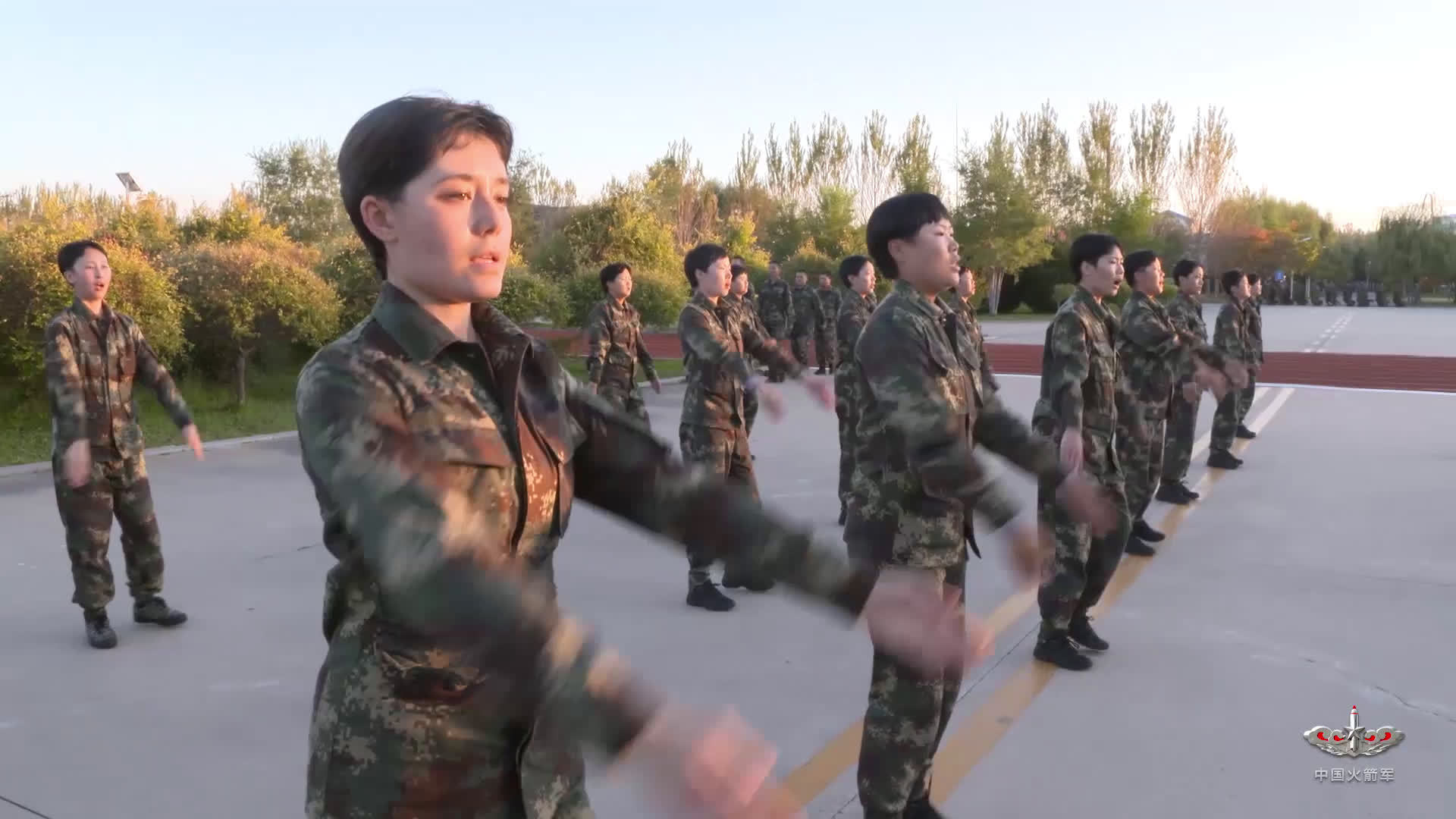 火箭军女兵军服图片，展现力量与荣耀的象征，火箭军女兵军服风采，力量与荣耀的象征图片