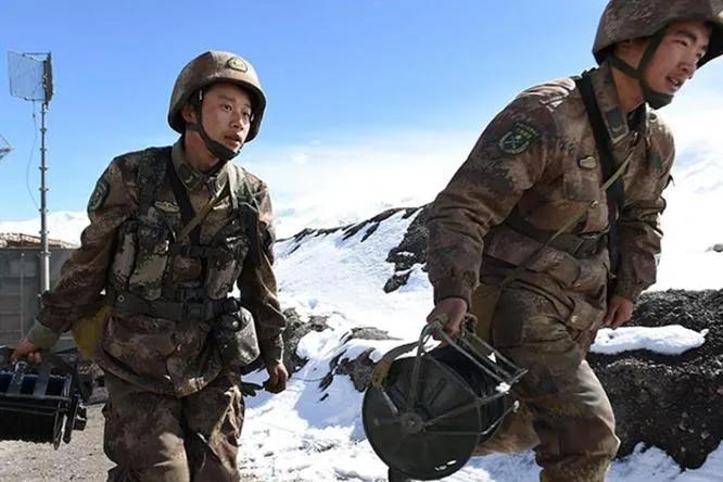 美国大兵的单兵装备，现代化战争中的个人装备力量，美国大兵单兵装备揭秘，现代化战争中的个人装备力量之巅