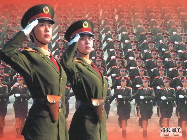 女兵方队第一排第十名，荣耀与责任，女兵方队第一排第十名，荣耀与责任的见证