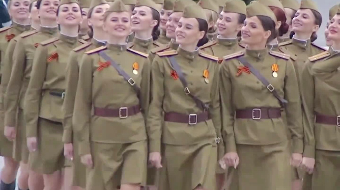 中国女兵的飒爽英姿，图片中的力量与荣耀，中国女兵风采，飒爽英姿中的力量与荣耀