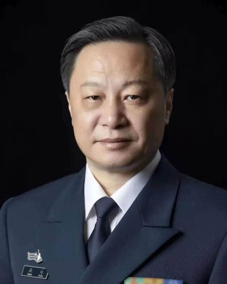 副司令员何利，一位卓越领导者的风采，副司令员何利，卓越领导者的典范风采