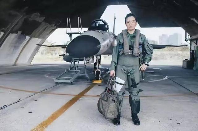 中国歼-20女飞行员，展翅高飞，巾帼不让须眉，中国歼-20女飞行员，巾帼展翅，英勇高飞