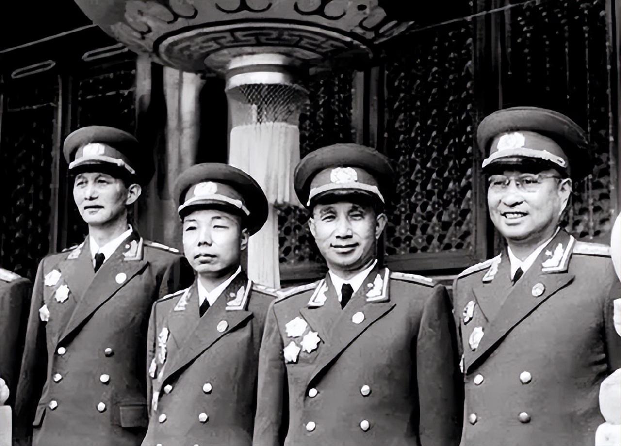 中将与上将的区别，层级、职责与军事指挥的差异，中将与上将，层级、职责与军事指挥的差异对比