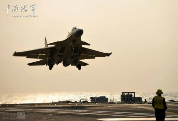 歼-15夜间在辽宁舰上起降，展现中国海军航空兵实力与精准操控，歼-15夜间辽宁舰起降，海军航空兵实力与精准操控展现