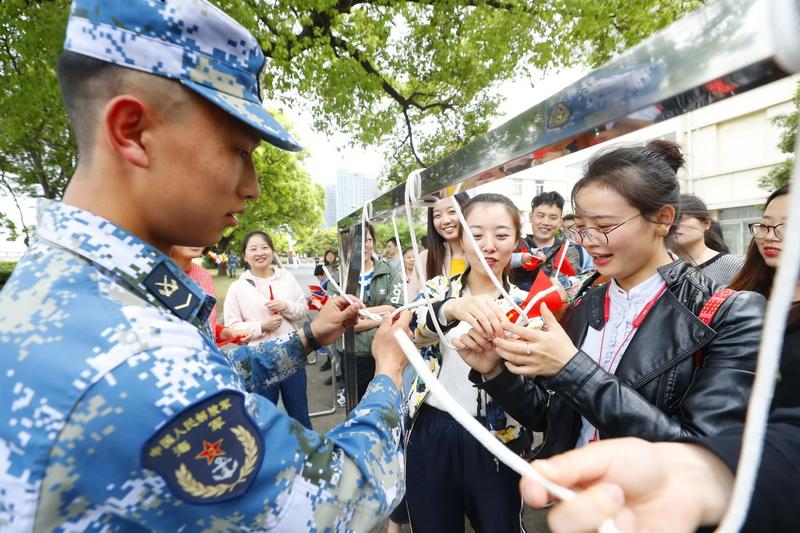 人民海军70周年图集，辉煌历程与荣耀时刻，人民海军辉煌70年，图集展现荣耀历程与时刻