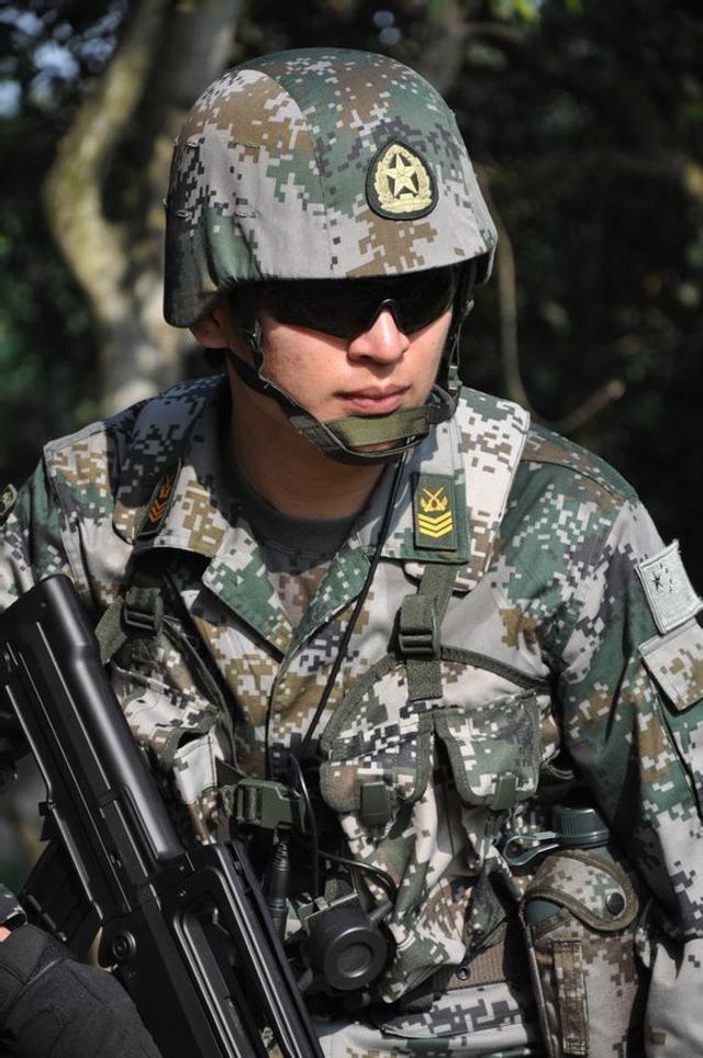 解放军作战服，历史演变与现代发展，解放军作战服的历史演变与现代进展