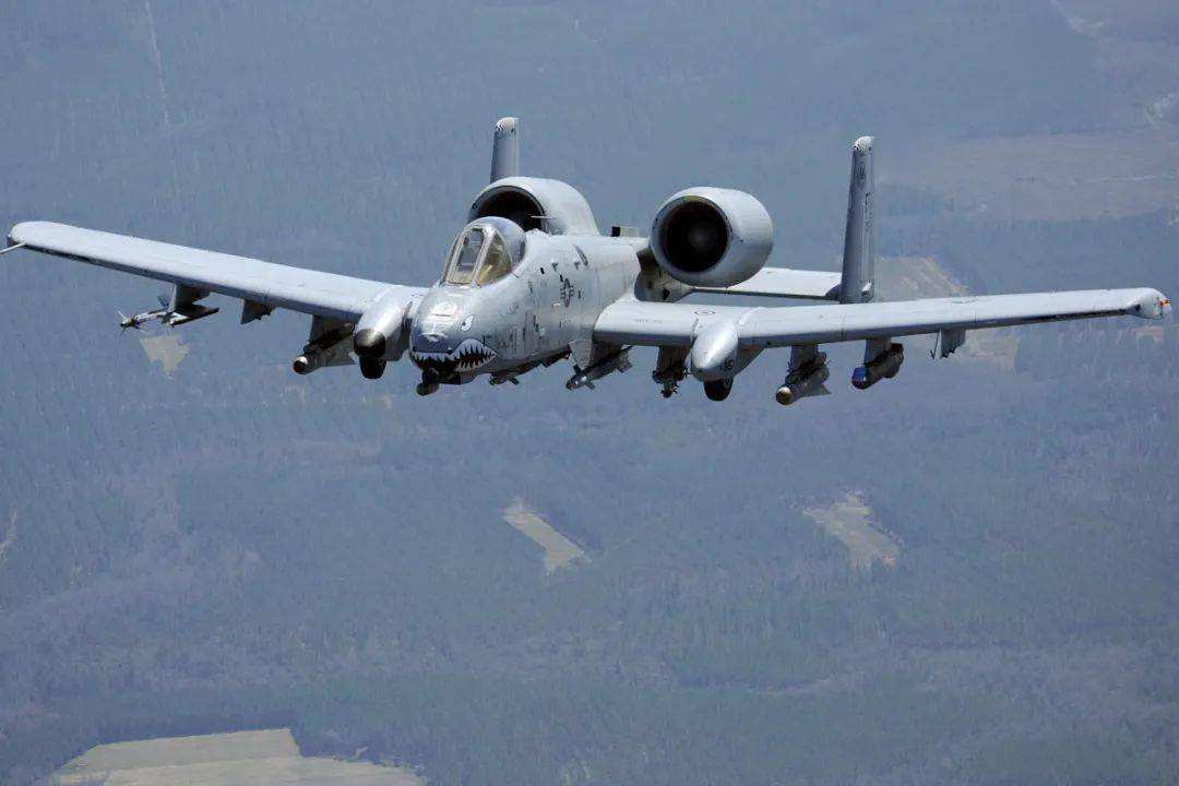 A-10攻击机火力表现，空中霸主的无与伦比的力量展示，A-10攻击机的空中霸主地位与无与伦比的火力展示