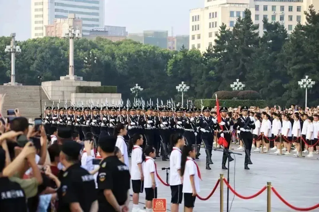 南昌三军仪仗队升旗，荣耀与庄重的仪式，南昌三军仪仗队升旗，荣耀与庄严的仪式