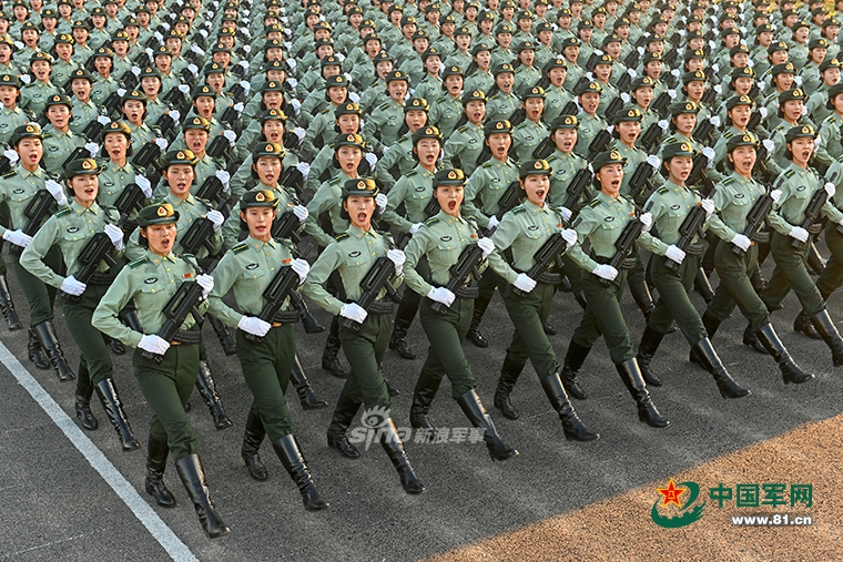 阅兵女兵