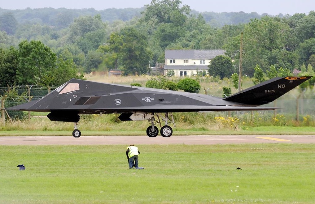 F-117攻击机，隐形先锋的传奇故事，F-117攻击机，隐形先锋的传奇之旅