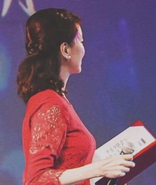 中央新闻女主持人照片和名单，她们的风采与声音传递时代力量，中央新闻女主持人风采与声音，传递时代力量的璀璨之星