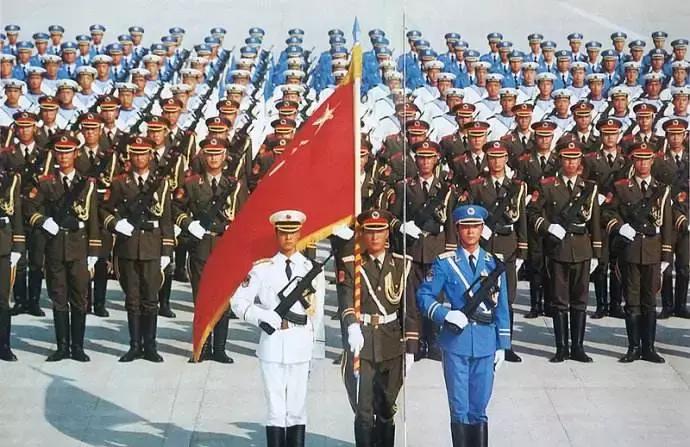 澳门市民观看国庆阅兵，共同感受国家的荣耀与力量，澳门市民共赏国庆阅兵，共感国家荣耀与力量