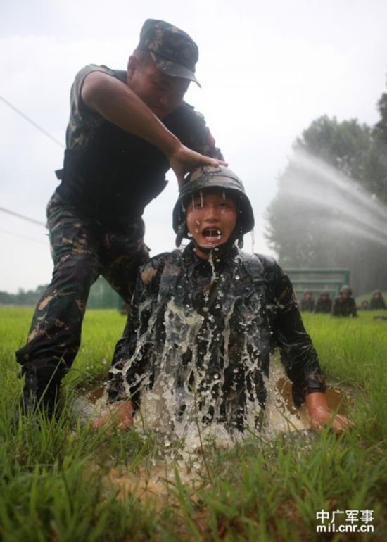 中国女特种兵的真实残酷极限训练，中国女特种兵的真实残酷极限训练揭秘