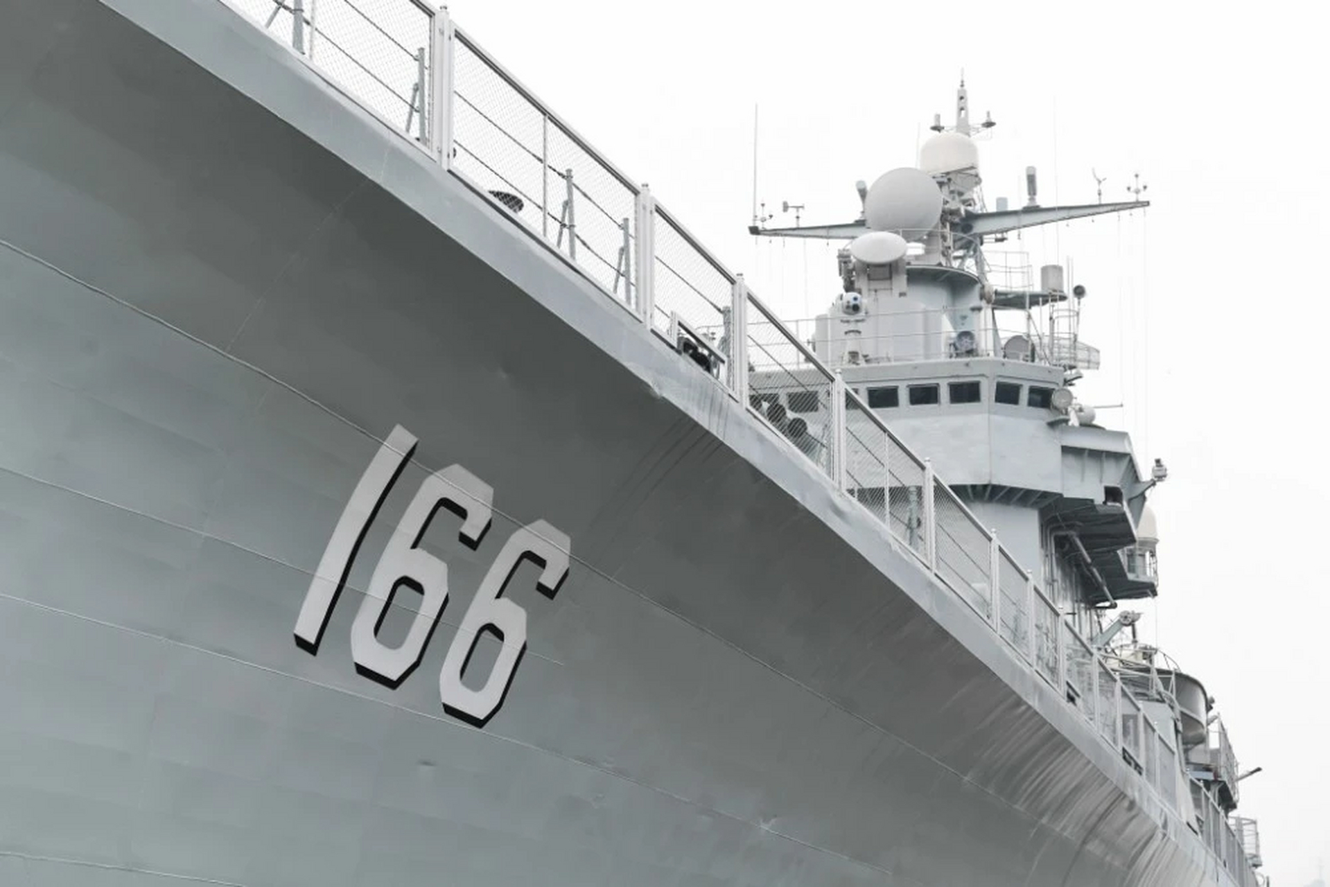 中国海军166驱逐舰，捍卫海洋权益的钢铁长城，中国海军166驱逐舰，捍卫海洋权益的坚固堡垒