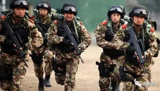 解放军与武警衣服区别，职责、标志与形象的不同展现，解放军与武警服装差异，职责、标志及形象的不同展现