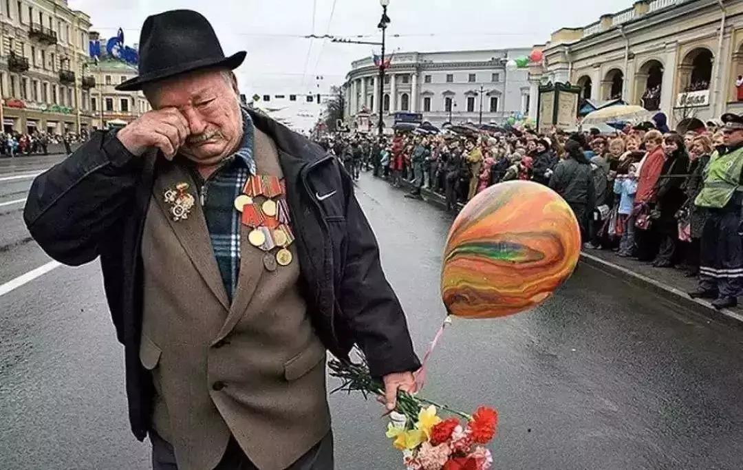 中国兵参加俄罗斯阅兵，跨越国界的军事友谊与共同责任，中俄军事友谊与共担责任，中国士兵参加俄罗斯阅兵跨越国界展现实力